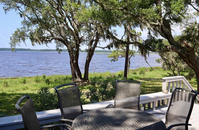 Waterfront Home, Dog Friendly, Kayaks, Sunsets, Secluded Private Beach