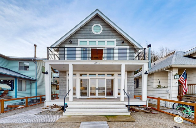 Waterfront home in Langley, peaceful, walkable community
