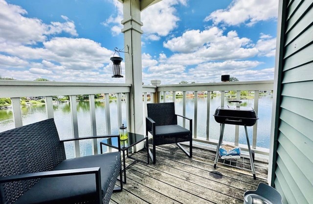 Waterfront King Suite w Balcony