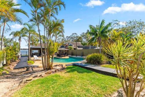 Waterfront Oasis Lakefront Villa