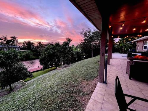 Waterfront Oasis! Minutes to beaches/downtown!