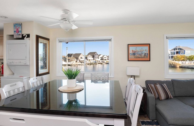 Waterfront private XL 2ndFL Sky Villa w fenced yard + Jacuzzi Dock Kayaks Arcade
