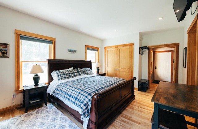 Waterfront Private Apartment, 5 minutes from LLBean!