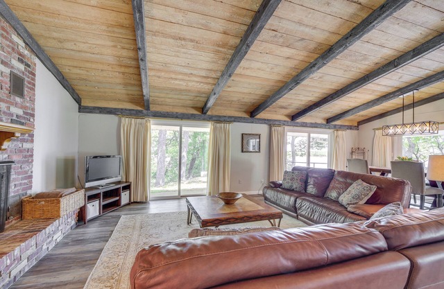 Waterfront Retreat w/Deck on Lake Eufaula!