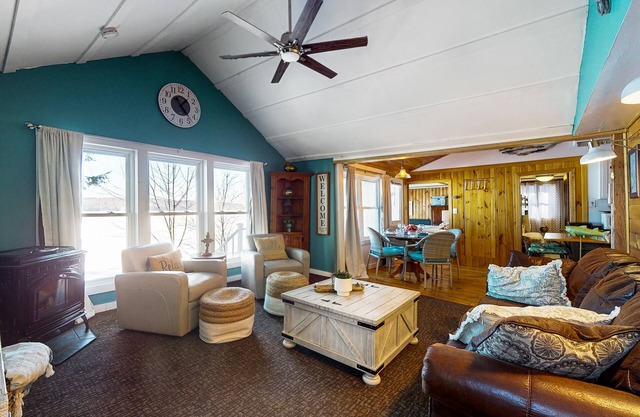 Waterfront retreat with stunning views, dock access and washer/dryer