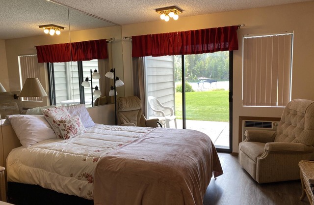 Waterfront studio View of flathead Lake