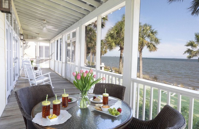 Waterfront View w/pool Cottage - Min from Downtown!