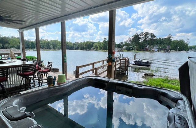 Waterfront w/dock. Private entrance 1st floor on lake Murray
