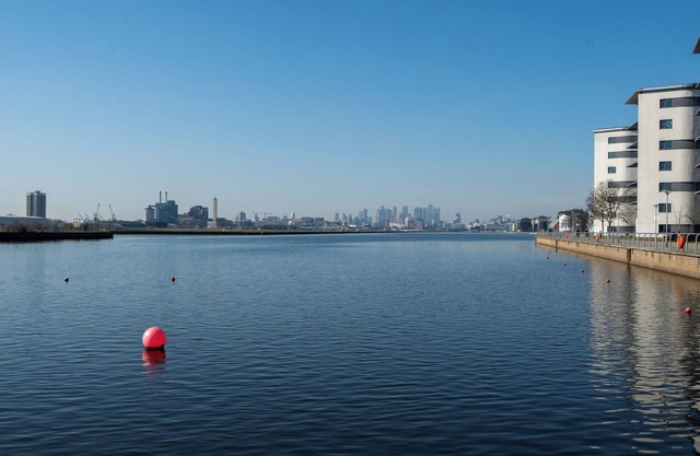 WATERSIDE 2 BDR FLAT 5 minutes to ExCel