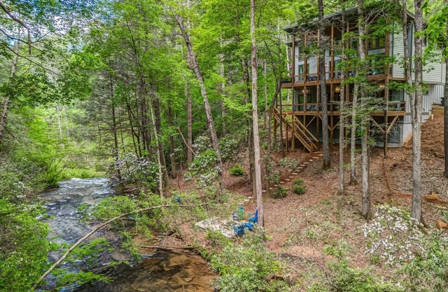 Watersong Rapids ~ 4BR Mountain Modern Luxury on a beautiful creek! Wow!