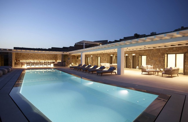 Wave10 Spacious,Luxurious,Contemporary, Swimming pools,Gym,Spa,Jacuzzi.Sea View