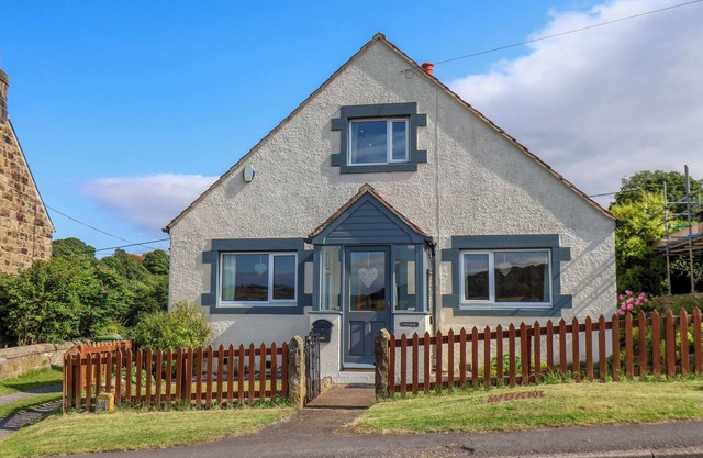 WAYSIDE, pet friendly, character holiday cottage in Glaisdale