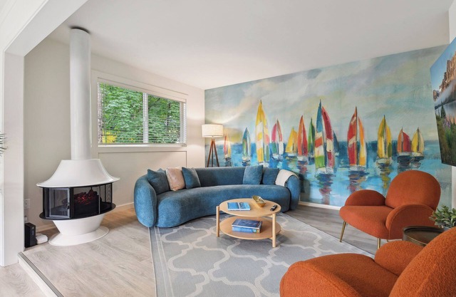 Wayzata Colorful Home w/Office!