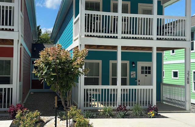 Welcome to Blue On Main! 3 bdrm house steps away from Main Street & Douglas Lake