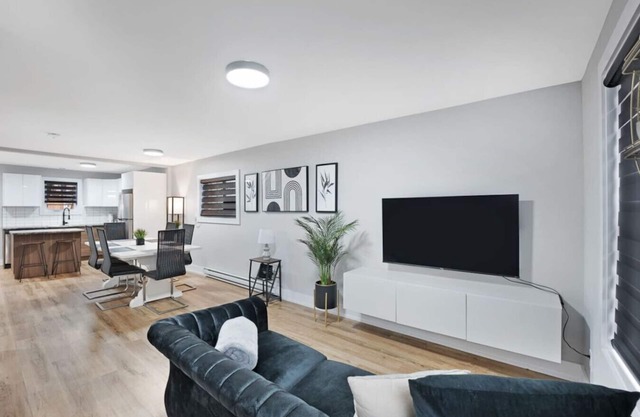 Welcome To Our Modern 2Bdrm/1Bth w/Laundry/BBQ