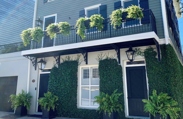 Welcome to Shain Manor, Parlor Suite! Elegant, newly renovated & sleeps 4!