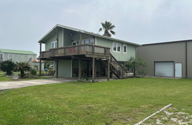 Welcome to Sunset Chateau! This split level 4/2 house close to the beach!