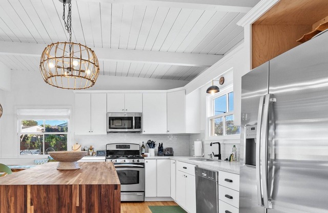 Welcome to the Tiki Tides in Aptos. Firepit. Hot Tub. Walking distance to Seacliff Beach.