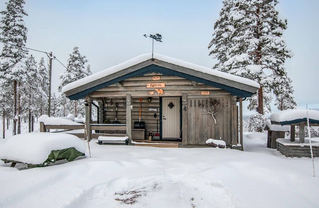 Welcome to this beautiful log cabin with panoramic views over mountains and waters.