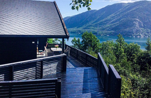 Welcome to this beautiful vacation home with great location and view of the Lysefjord.