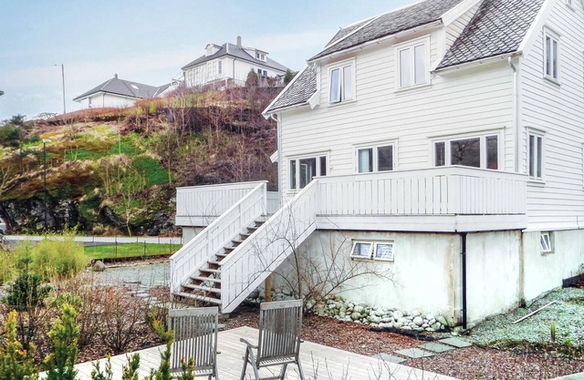 Welcome to this homely cottage by the Saudafjord with views of the mountains and waterfalls opposite