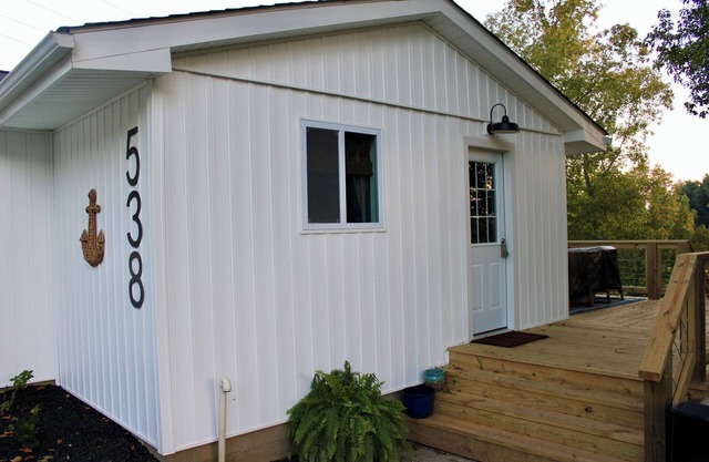 Welcoming 2-bedroom house with lake access and 2 kayaks