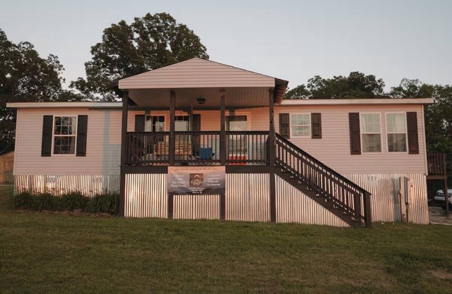 Welcoming 3-bedroom house with AC in charming Rock