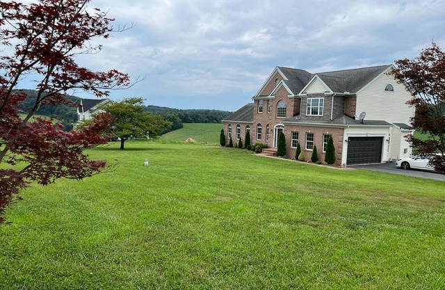 Welcoming 4-bedroom house with AC in charming Street