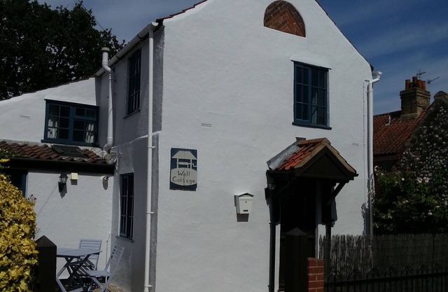 Well Cottage in Central Holt Norfolk. Cosy. Sleeps 5 adults. Free Parking.
