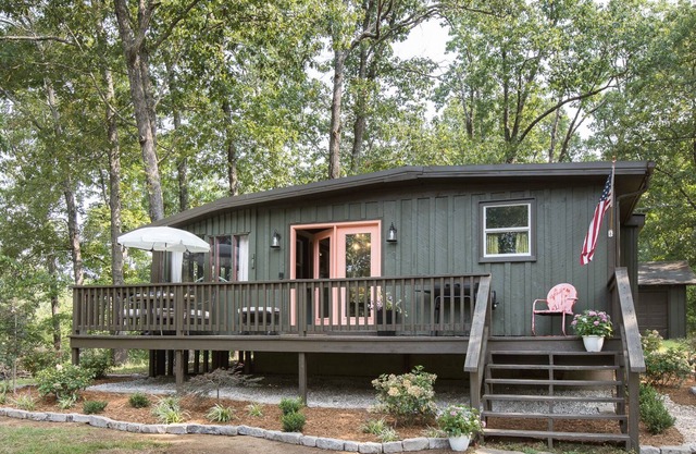 Well-Designed Cozy Cabin with Fire Pit near hiking