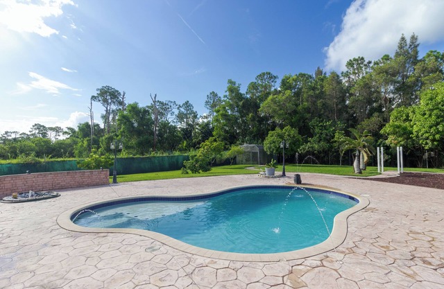 West Palm Beach Spacious 4BR Pool Hot Tub Gym BBQ King Beds