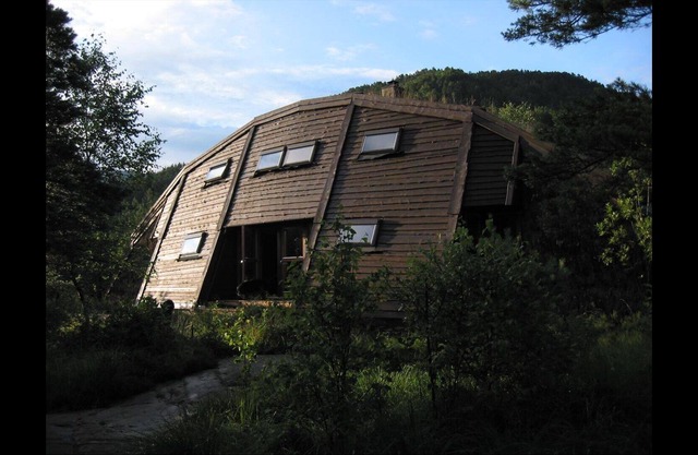 Western Norway. Unusual architect-designed cottage. Peaceful surroundings. Near water.