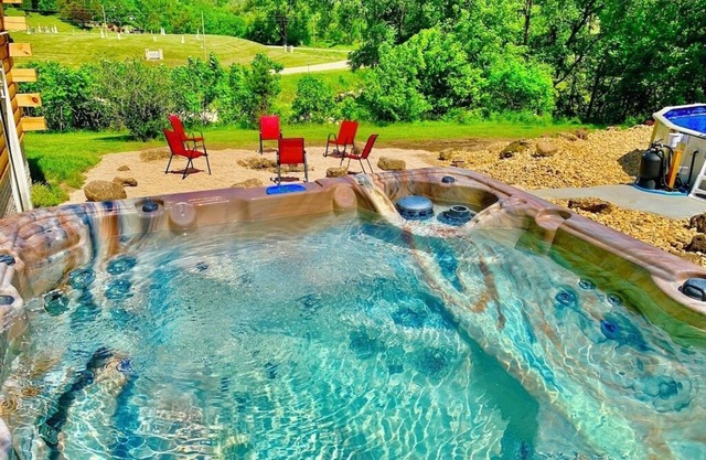 Wexford Hollow. 6 Bedroom Cabin w/Pool & Hot Tub