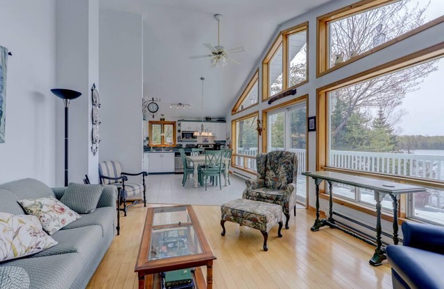 Wheatfield Cottage - Lakefront Stress Free Getaway