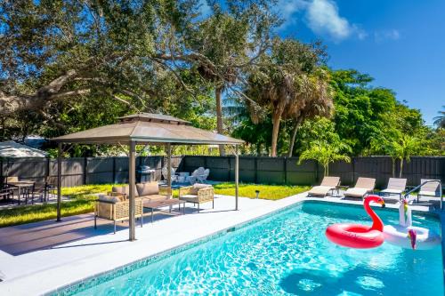 When in Naples! Pool Villa-Attached, 3 miles to the Beach