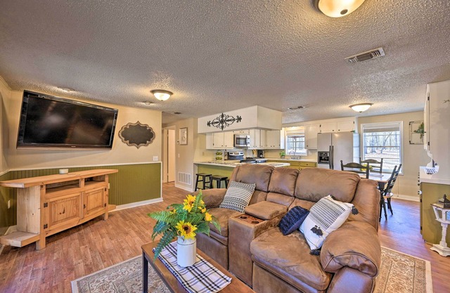 'Whispering Oaks' Broken Bow Cottage Near Hiking!