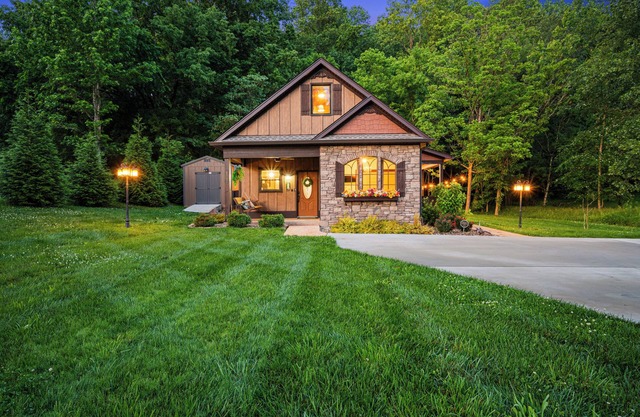 Whispering Springs cottage near Cummins Falls, TN Tech, and Salt Box Inn