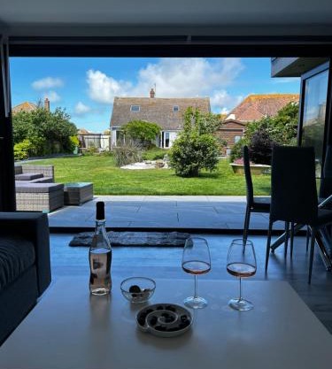 Whispering Waves Guest house, Brighton-8 mins, Guests 4, Beachfront, Free parking, WiFi, Kitchen and AC