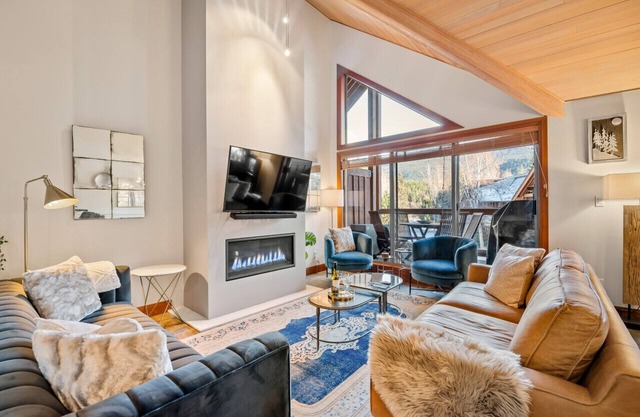 Whistler Village North: 4BR+3.5BA Private Hot Tub