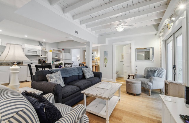 White beaches, walk to restaurants and shops! Family vacation/Romantic getaway!