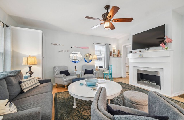 White beaches, walk to restaurants and shops! Family vacation/Romantic getaway!