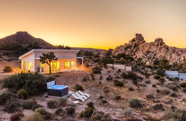 White Desert House: Luxe Hideaway Views Spa