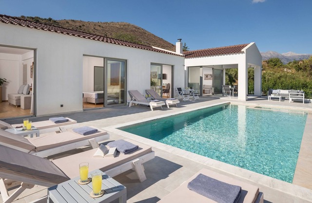 White Dream, Brand-New, Luxury Villa Heated Pool, Hot Tub
