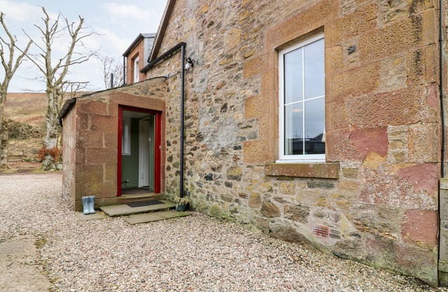 WHITE HILLOCKS FARM HOUSE, pet friendly, with open fire in Kirriemuir
