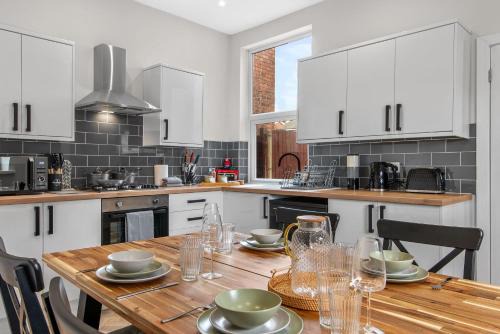 Whitehill - 3-Bed Home from Home, Sleeps 7, Great for Groups & Workers, FREE Parking & Netflix - Hosted by Stay Host Save