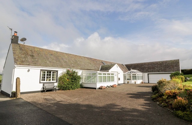 WHITESIDE COTTAGE, family friendly, with open fire in Darvel