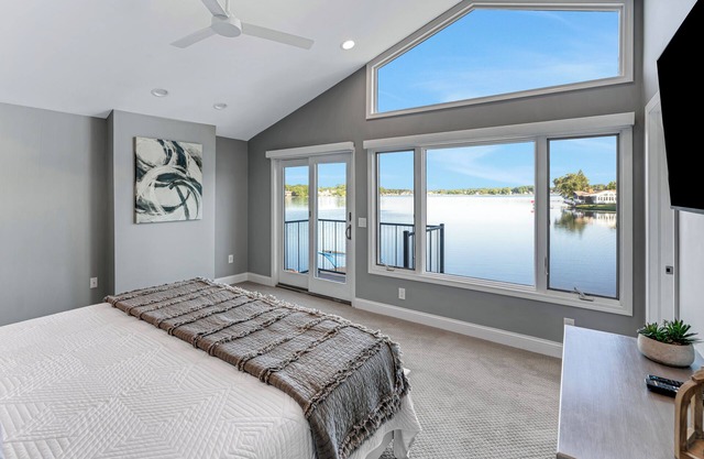 Whitmore Bay: Escape to Fall Foliage – Breathtaking Views Await!