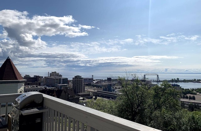 Whole House with Lake and Lift Bridge Overlook for 10 Guests