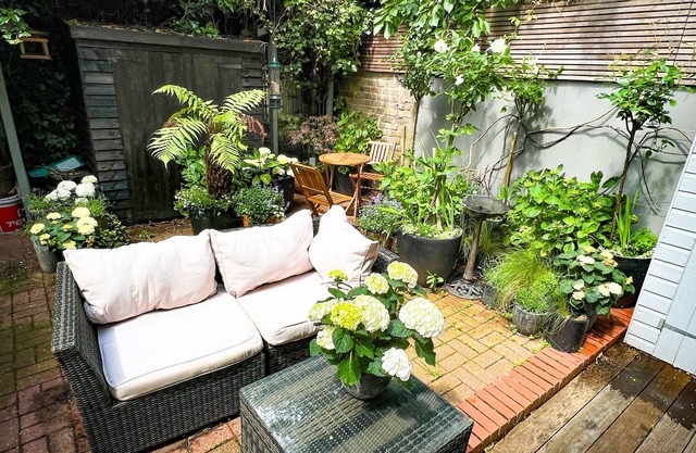 Why rent a flat? Stay in a historic Victorian Cottage w/Private walled Garden