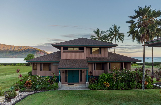 Wilikoki - a 6br/3ba beachfront home on Hanalei Bay with Wilikeiki